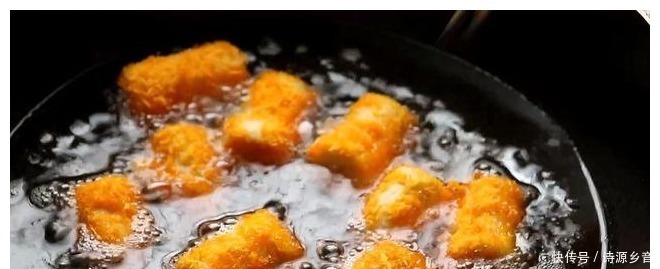 香蕉不要直接吃了，淋入2个鸡蛋，过年待客有面子，真香！