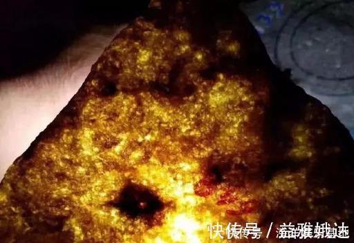 可赌性|出自缅甸一块全身脱沙发黑的赌料,取出了完美的冰黄翡一镯两牌