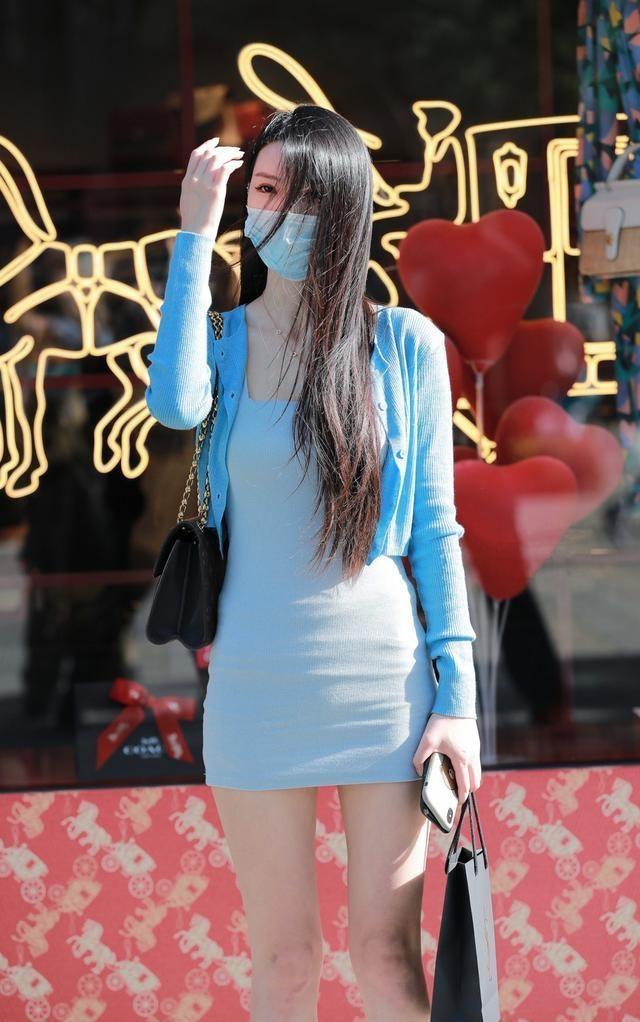 女人们|一字肩配喇叭牛仔裤的美女，展现出女人们的优雅