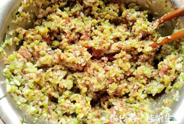 搅拌均匀|夏天，这菜2块钱一斤，包饺子一定要多加1步才好吃，娘俩吃了60个