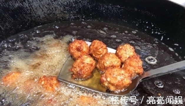 炸丸子时，万万不要再加淀粉了换成它，丸子外酥里嫩，还不油腻