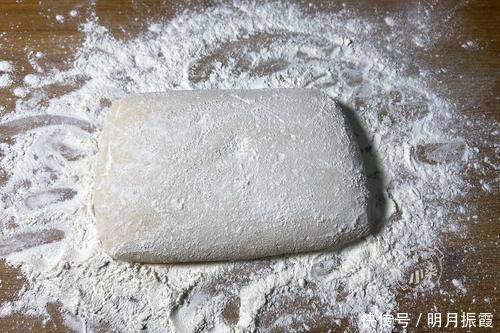 2个红薯,1碗糯米粉,不烤不油炸,简单一做,软糯香甜又多层