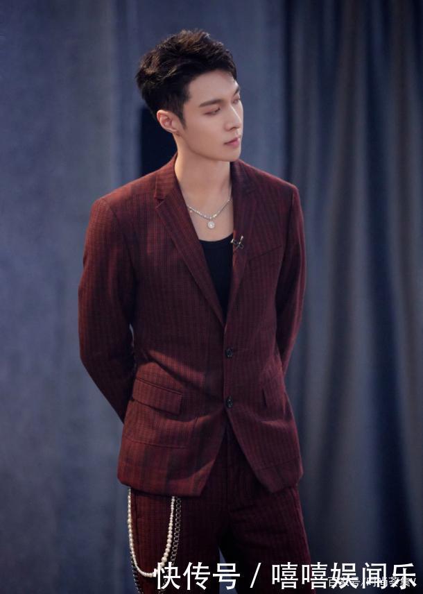 黑色t恤 又帅又奶,造型百变,这档综艺里的张艺兴帅气值满分