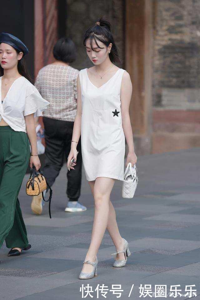  白色|小姐姐穿白色裙子时尚气质清新感十足 即温柔又可爱 休闲感也很强