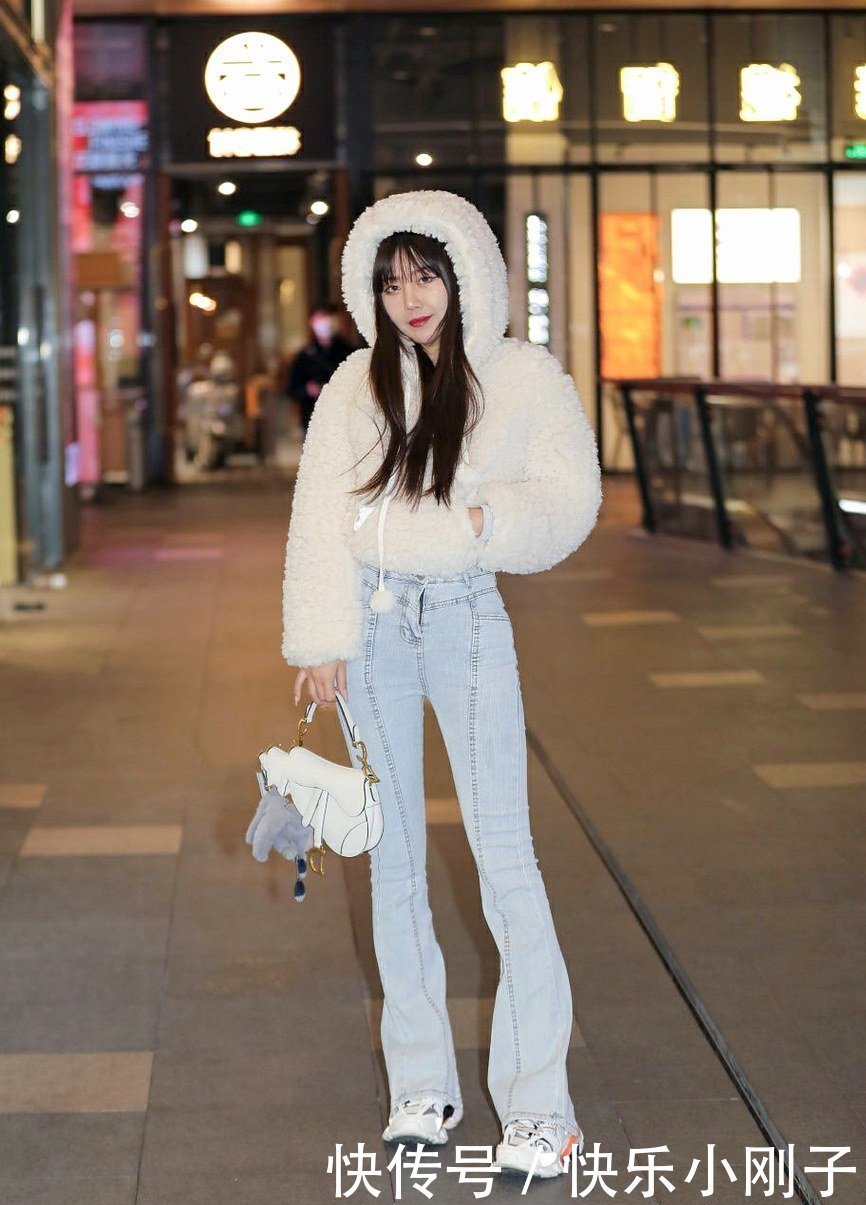 用包包打造轻松随性的效果,你会发现意外的好看,试试看