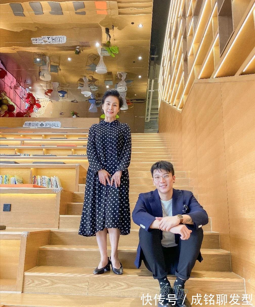 违和感|五六十岁妈妈穿衣太土气,学一下这位阿姨的优雅穿搭,高级又体面