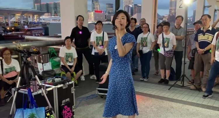 星光大道|她在《星光大道》拿过冠军，还登上央视春晚，如今却在街头卖唱！