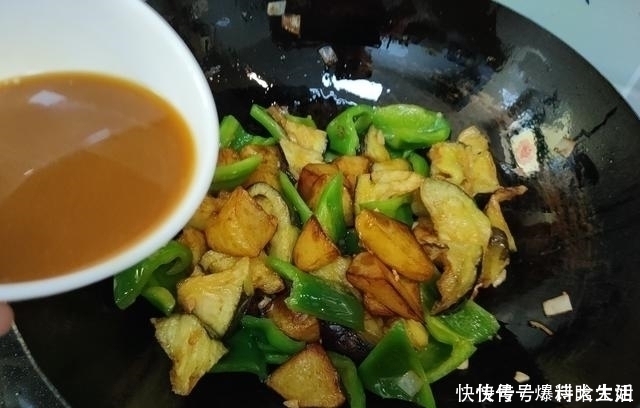 土豆块|茄子和它是绝配,入夏后我家每周吃三次,咸鲜回甜,太香了