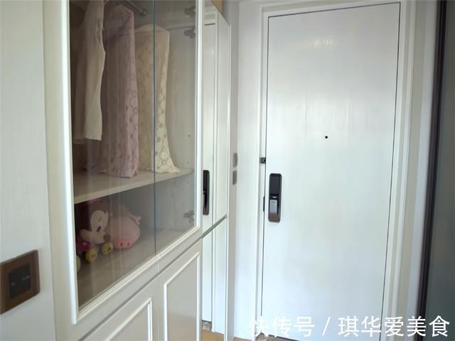 玄关|香港90后姑娘挤在8㎡小家，空间能省则省，蜗居生活虽逼仄却乐观