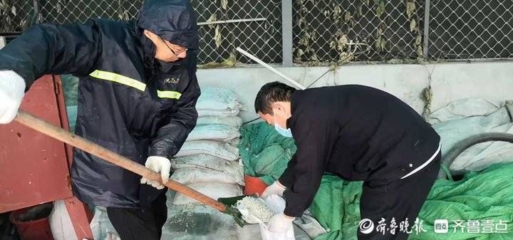 积雪|冒严寒公交志愿者清扫积雪，9个小时连轴转确保市民安全出行