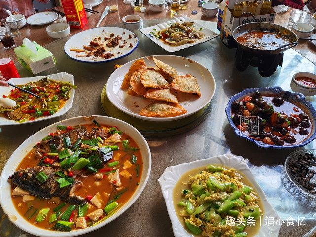 五一假期，4姐弟一大家子聚餐，15分钟上一道菜，菜没上完人走了