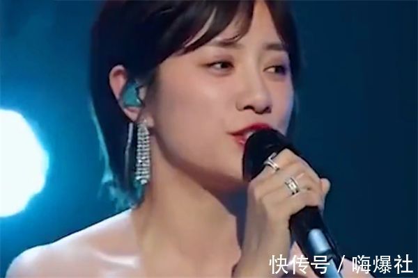 张国立|主持人穿衣失误少穿了一件衣服，张国立全程目不斜视，网友：真专业