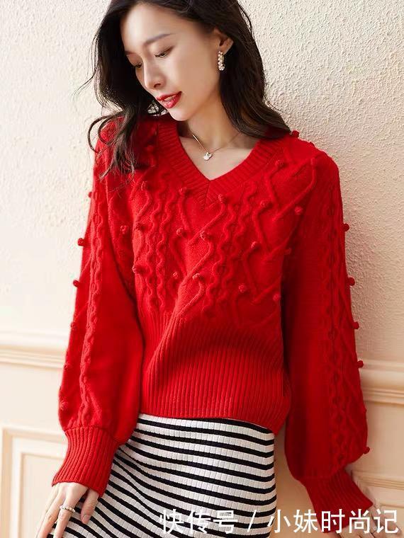 高雅|女人35+左右这样穿:知性风毛衣+百褶裙,真的是又洋气又高雅