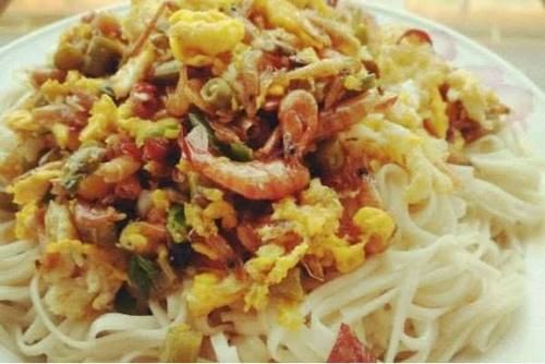 美食推荐：虾米鸡蛋炒米粉，爆炒鸡丁，肉末蒸冬瓜，胡萝卜炖排骨