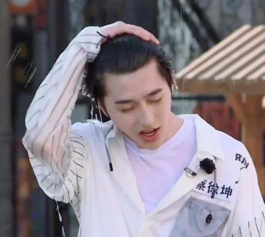 明星淋水暴露真实状态,蔡徐坤没变化,宋亚轩这肤色认真的?