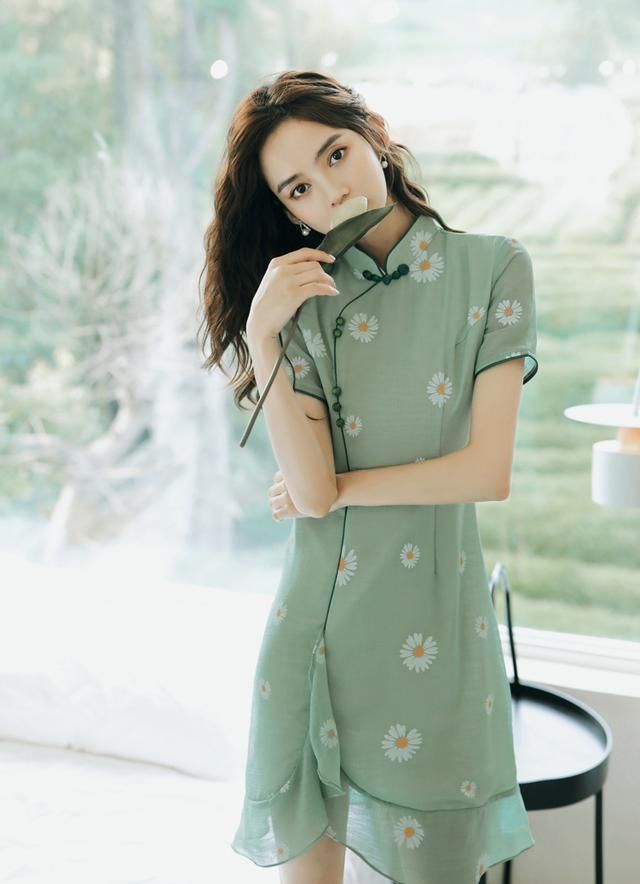 姑娘,天热就别再穿牛仔裤了今夏流行“旗袍裙”,时髦又新颖