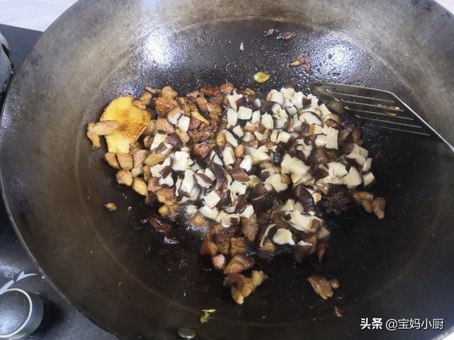 焖饭|夏季厨房热，宝妈给家人做营养一锅出，有肉有菜有主食，太香了