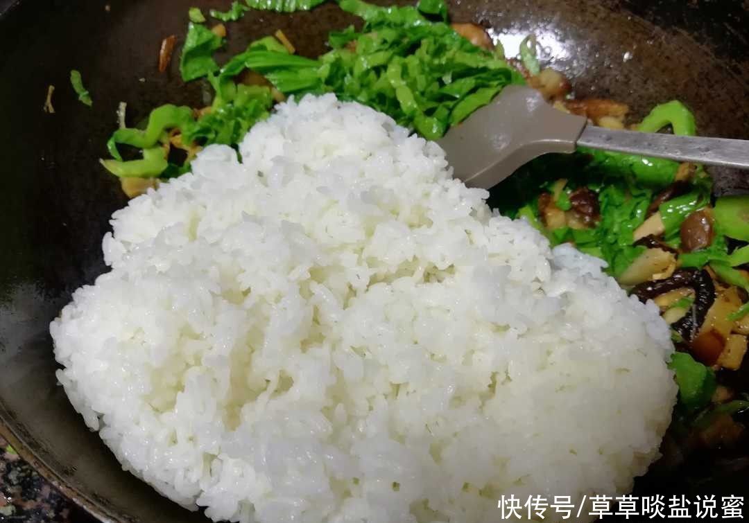  好吃|越是寒冷，芥菜越好吃，芥菜炒饭，冬季应时美味