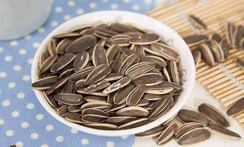 花生|花生和瓜子,一个降三高,一个长肉损健康,你真的会吃吗?