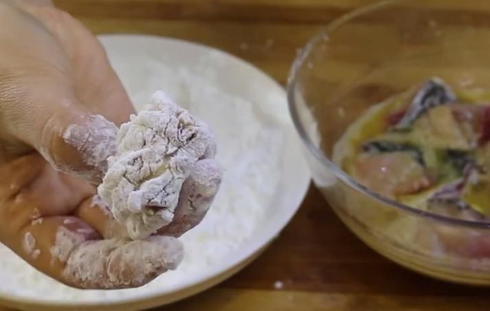 鱼肉|草鱼新吃法,淋上糖醋汁,外酥里嫩,酸甜美味,好吃到停不下来