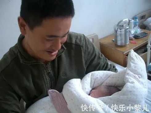 家长|宝宝出生18天学会翻身,奶奶乐得与亲友炫耀,却被儿子送回老家