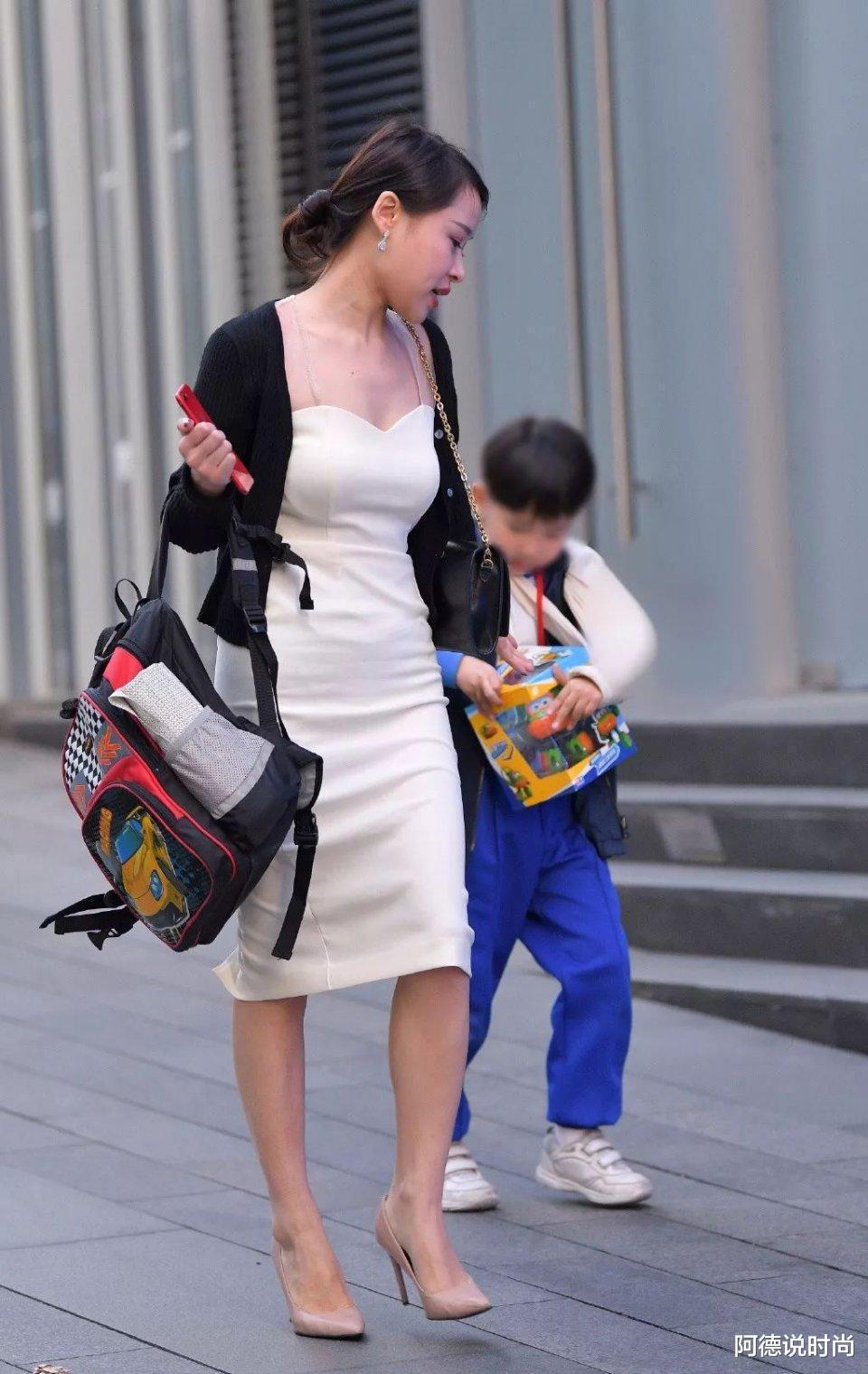 穿白色包臀裙的辣妈,拿着儿童节礼物,转过身那一刻“真有范”