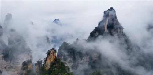 张家界水绕四门景区云雾缭绕，仙