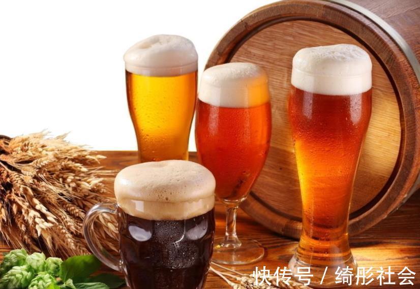 金边吊兰|夏天养金边吊兰,勤喷它,匍匐茎猛窜不停,1个月就长成瀑布