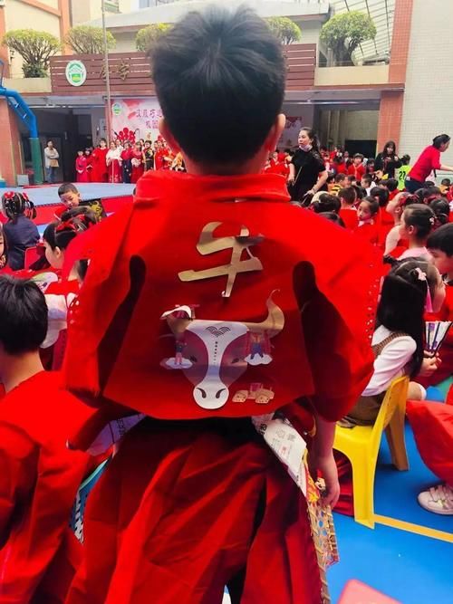  大南路小学493件创意“剪纸汉服”登上“秀场”，展现民族服饰之美！