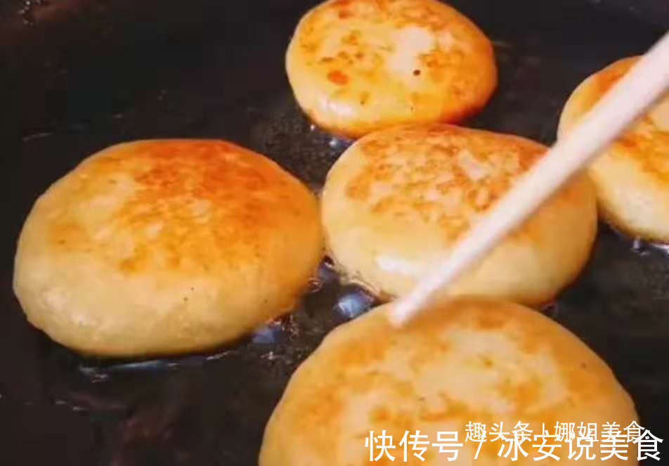 3个红薯,不用面粉,锅里一丢,个个蓬松又酥脆,全家都爱吃
