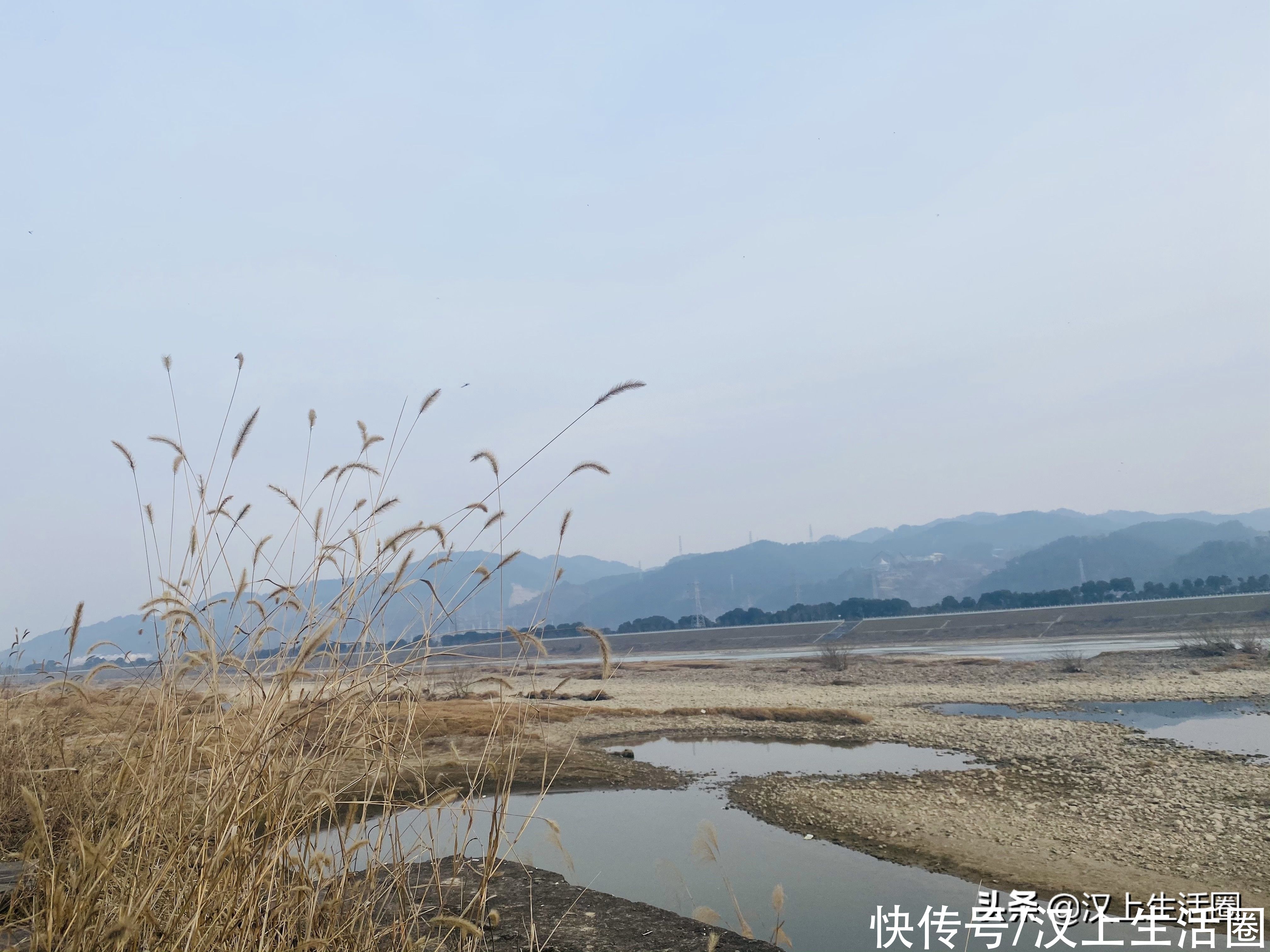 墨秋日曰：独卧溪边任水流，静坐青石意悠悠，风爱荒野