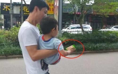 宝爸|爸爸带娃时忽遇下雨,宝爸的举动让人笑翻,网友:亲爹才干得出来
