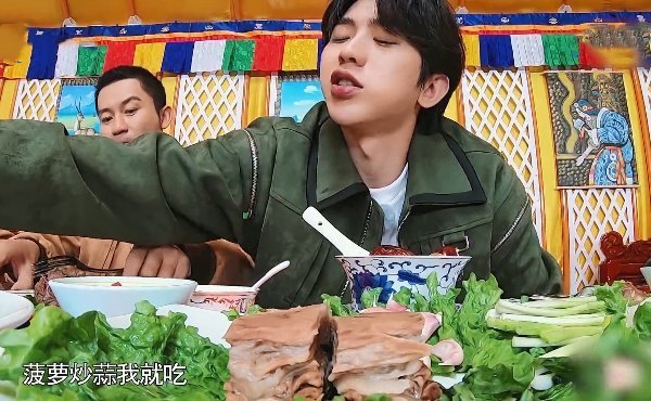 坤坤|蔡徐坤毫无顾忌吃大蒜,baby脱口而出的话亮了,陌森姐弟的日常