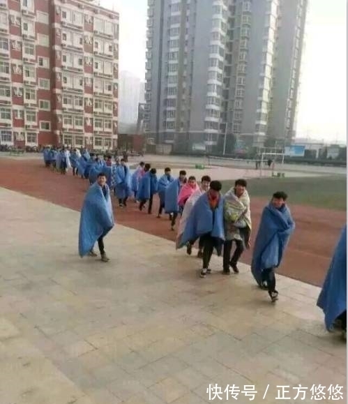 |搞笑图片幽默段子笑话:你们一个个的裹着被子干嘛呢?很冷么?