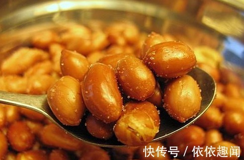 炸花生米，不要直接下油锅，多做2步，花生更酥脆，不怕炸糊返潮