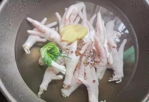 自制酸辣柠檬无骨鸡爪，简单易学，适合当下酒菜酸辣爽口