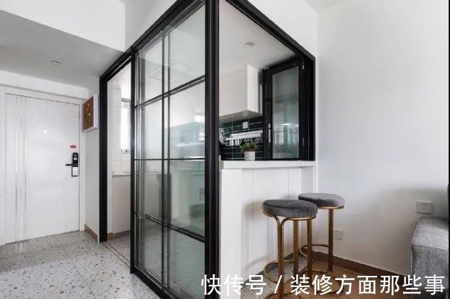 玻璃门|68平现代风一居室，厨房的玻璃门隔断和吧台设计，好看又实用