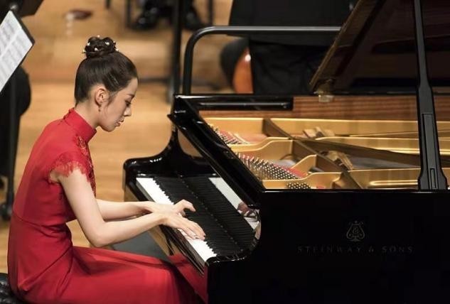 面相|吉娜生娃后变壮实,穿中国红旗袍在婆家捞金,面相和老公越来越像