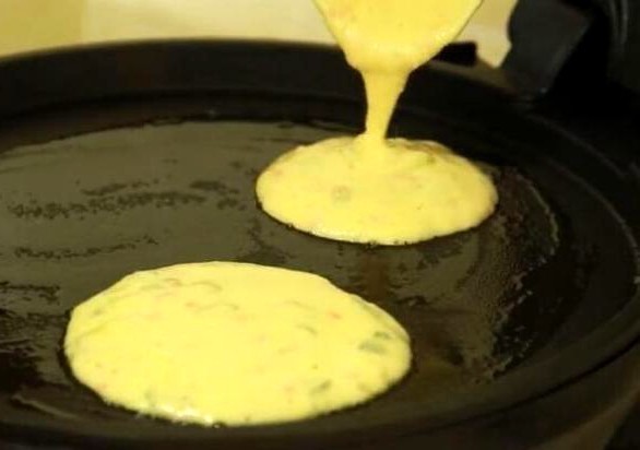 一碗玉米面,开水一烫一搅拌,孩子一次吃十个,天天嚷着做!