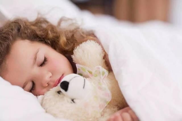 睡眠时间|研究表明：孩子这个时间点睡觉，大脑或会更聪明，还能帮助长高