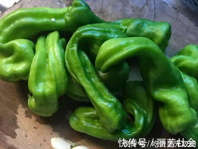 饭店大厨透露做虎皮青椒，别直接下油锅否则不“起皮”不入味