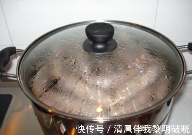 锅盖脏了不用钢丝球擦，教你一个清洁妙招，缝隙都洗得干干净净