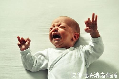 睡眠质量|宝宝一睡觉就爱满床打滚？说明养育方式出了问题，家长要及时纠正