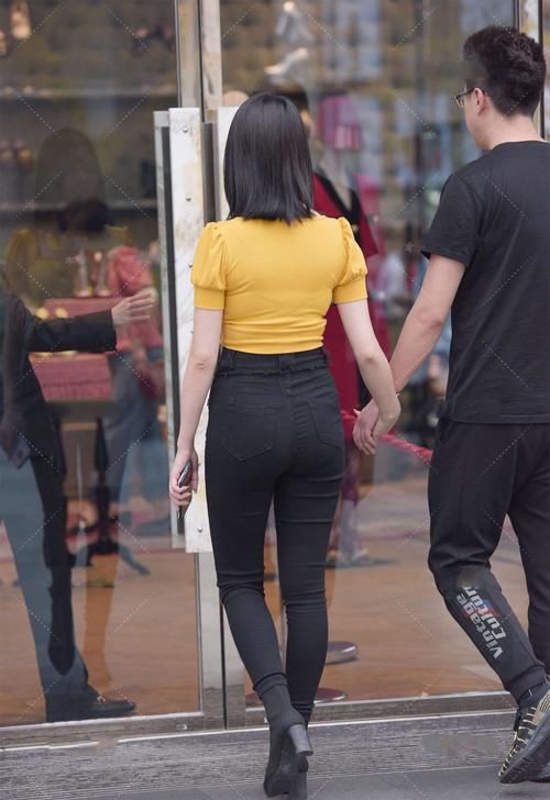 时尚设计上衣，搭配高腰小脚裤，气质时尚，穿出高级感