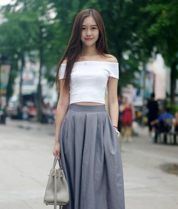 街拍:姿色天然的美女,身穿吊带配牛仔长裤,时尚又大气