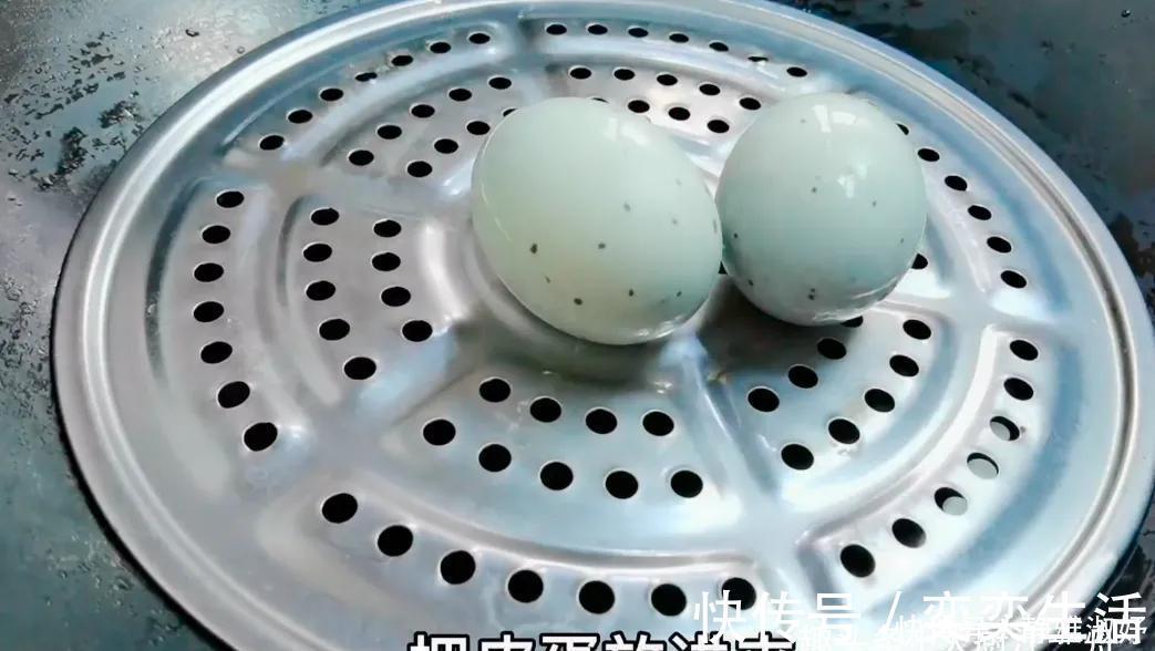 小米辣|皮蛋放锅里一蒸，饭店卖38一盘，在家只需5元钱，营养又解馋