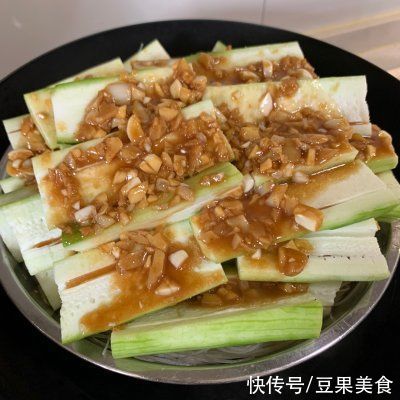 家常|人气家常下饭菜蒜蓉粉丝蒸丝瓜，一秒征服家人的胃