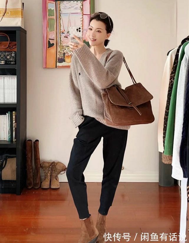 穿搭 50岁阿姨穿得比年轻人还时髦,早春毛衣跟她选这4种色,优雅减龄