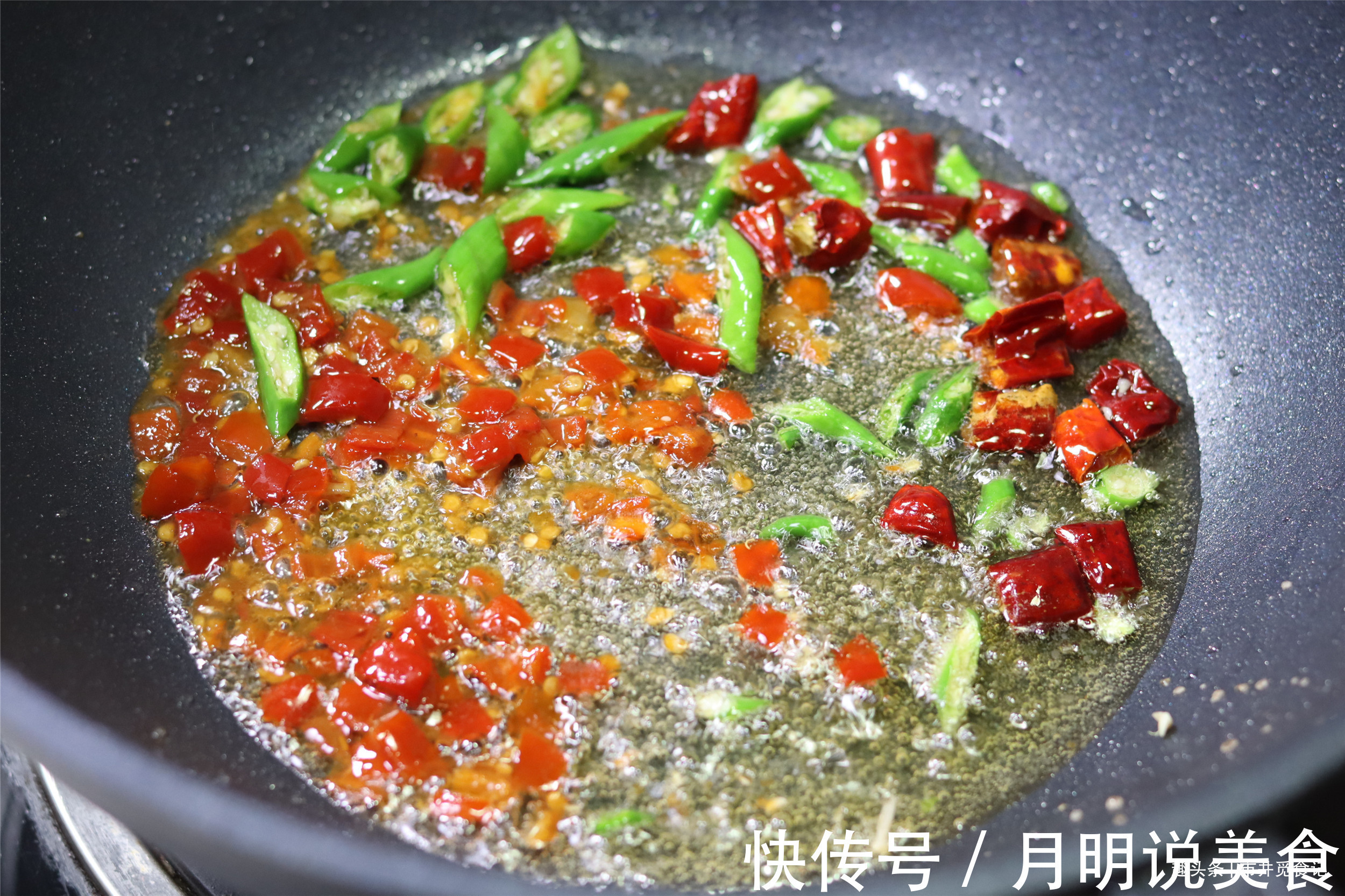 在家炒金针菇,记得多加1步,鲜味一下出来了,金针菇更香更好吃