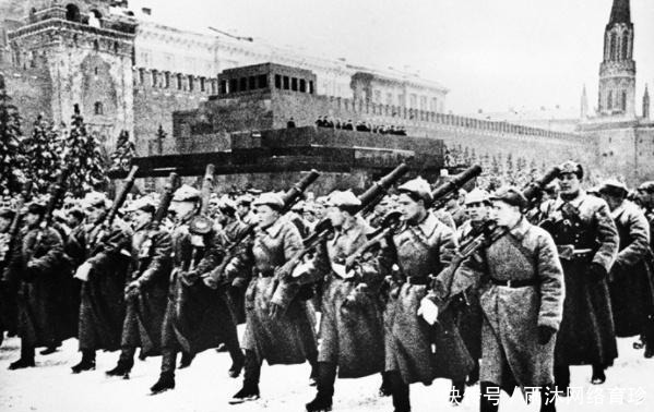 保卫|百万大军已经兵临城下，领袖仍坚持阅兵？时候才知道真是太英明